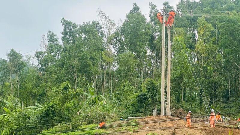Công tác khắc phục sự cố đường dây điện hư hỏng do bão đang được triển khai nhanh chóng. Ảnh: Hồng Hoa
