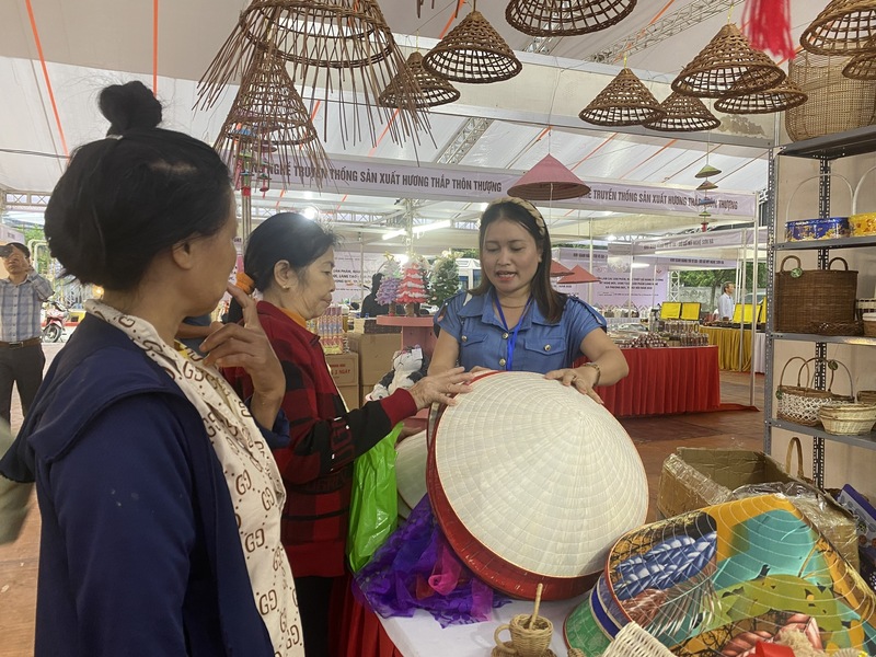 Làng Chuông (Hà Nội) mảnh đất hơn 300 tuổi gắn bó với nghề làm nón lá truyền thống. Ảnh: N.H