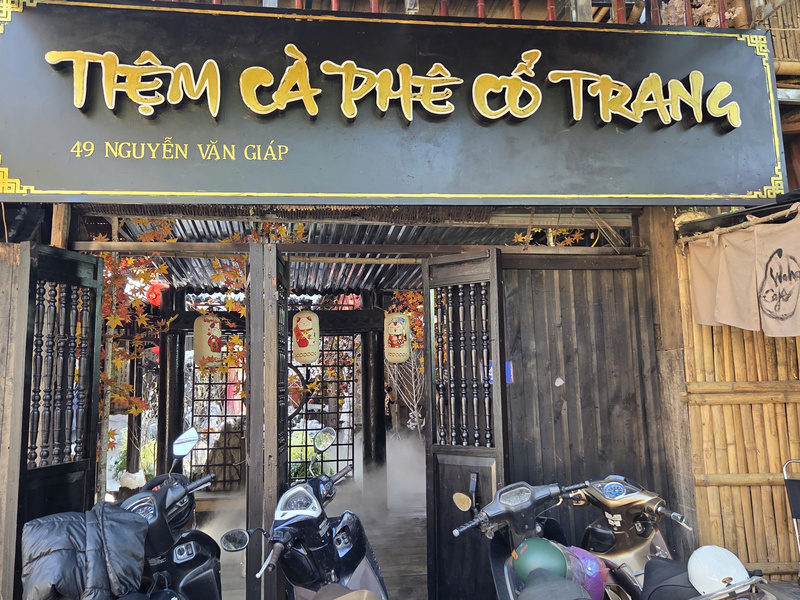 Tiệm Cà phê Cổ trang tại số 49 Nguyễn Văn Giáp, phường Cầu Diễn, Hà Nội.