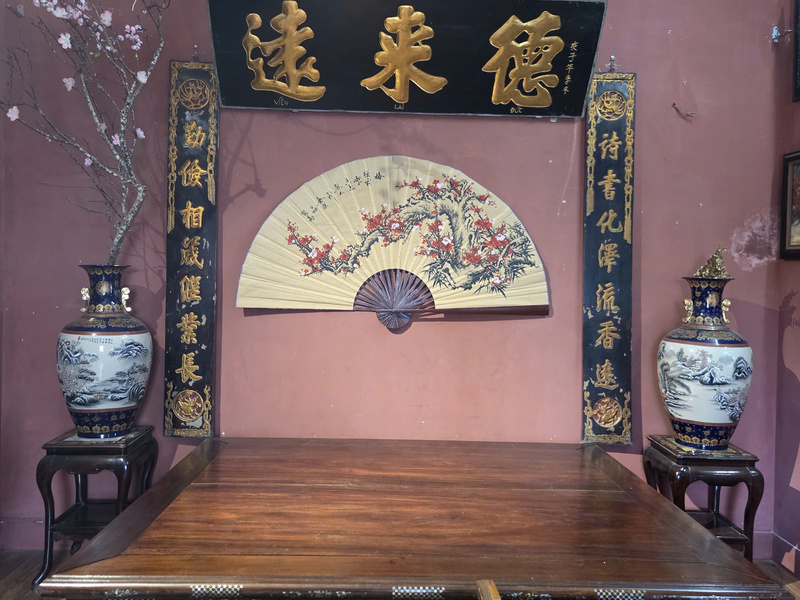 Góc bài trí theo phong cách nhà cổ Việt với hoành phi, câu đối và đồ gốm sứ, tạo điểm nhấn truyền thống trong không gian quán.