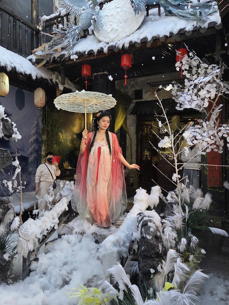 Không gian tuyết rơi kết hợp cầu gỗ và đèn lồng đỏ giúp khách dễ dàng có được những bộ hình cổ trang chỉn chu ngay tại quán.