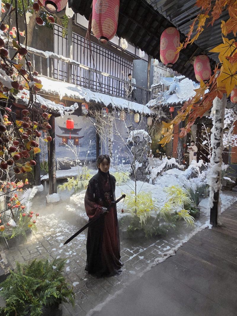 Góc sân mô phỏng bối cảnh cổ trang Á Đông.