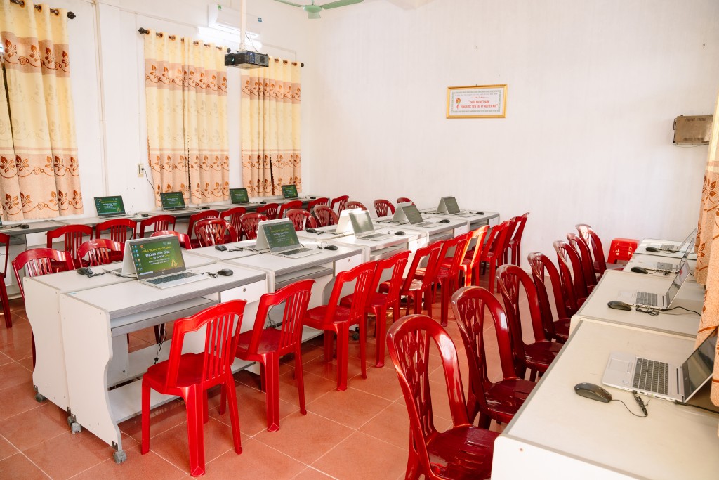 Ảnh 5_Hình ảnh bên trong phòng máy tính được trao tặng Ảnh 5_Hình ảnh bên trong phòng máy tính được trao tặng