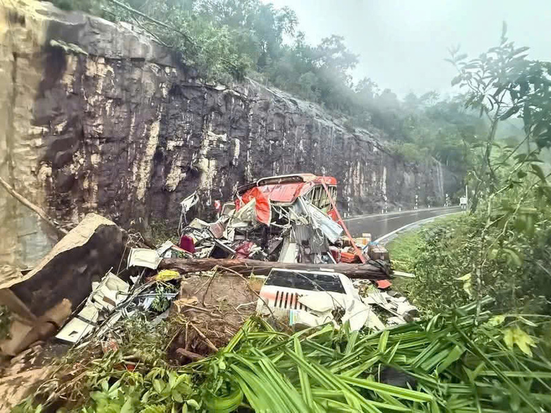 Hiện trường chiếc xe khách trên đèo Khánh Lê.