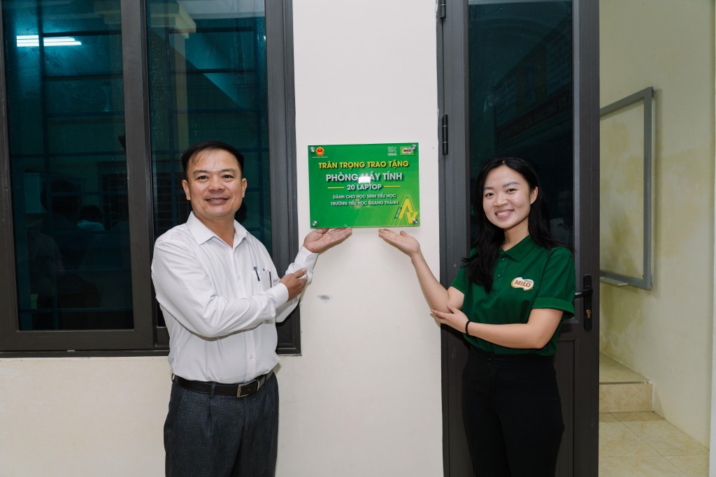 Hình ảnh phòng máy tính được trao tặng tại trường tiểu học Quang Thành Hình ảnh phòng máy tính được trao tặng tại trường tiểu học Quang Thành