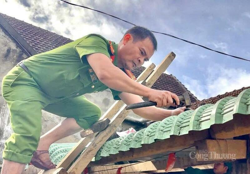 Công việc đòi hỏi sự tỉ mỉ, chắc chắn để những căn nhà có thể trụ vững trong thời gian tới.