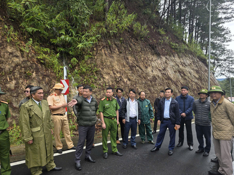 Chủ tịch UBND tỉnh Lâm Đồng Hồ Văn Mười trực tiếp đến hiện trường đèo Prenn chỉ đạo công tác khắc phục sự cố sạt lở.