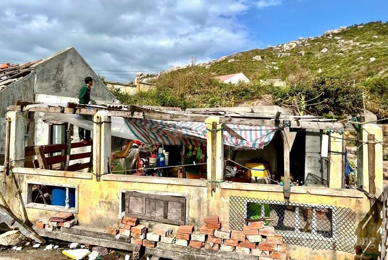 Cùng dân dựng lại mái nhà - 5