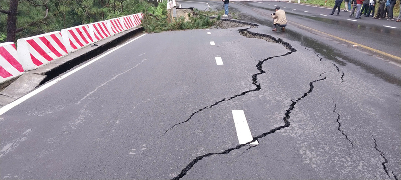 Đèo Prenn xuất hiện vết nứt dài 15m và bị sụt lún tại phần taluy âm.