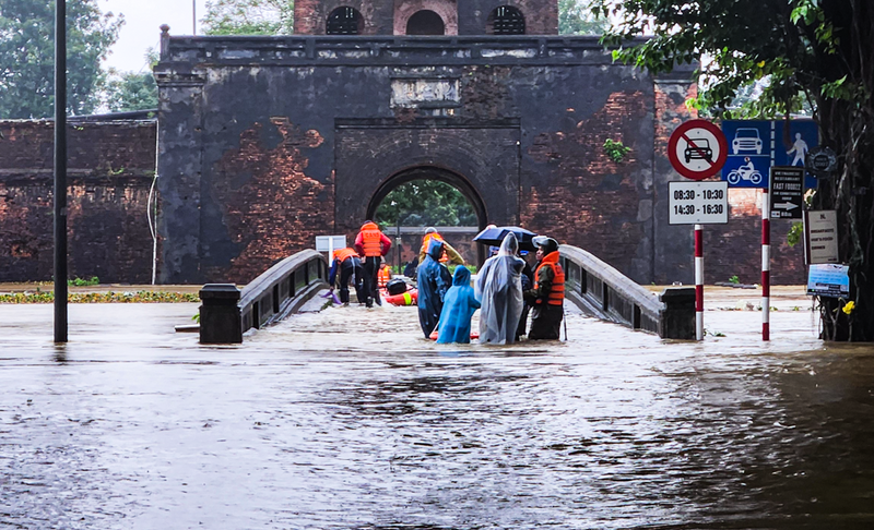 Mưa lớn cũng khiến nhiều tuyến đường trung tâm TP. Huế ngập sâu, giao thông chia cắt.