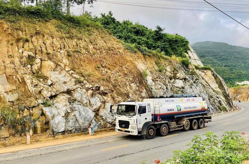 Những khối đất đá tiềm ẩn nguy cơ nguy hiểm trên đèo An Khê.