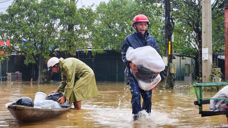 Tranh thủ nước rút, ông Hồ Tiến Thành (68 tuổi, tổ dân phố Đông Thái, TP. Huế) nỗ lực dùng thuyền chở những túi chăn màn, gối... đã ướt sũng nước ra ngoài. “Lũ lụt năm nay khốc liệt, nước cuồn cuộn như sông. Nhìn lại khu chợ, chỉ thấy màu nước đục ngầu, tuổi này biết khi nào mới gây dựng lại được”, ông than thở.