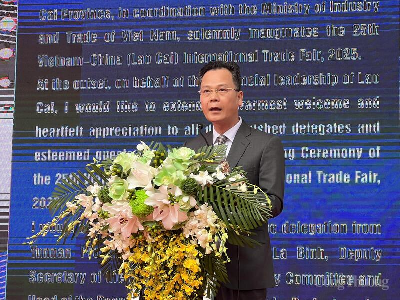 Ông Nguyễn Thành Sinh, Phó Chủ tịch UBND tỉnh Lào Cai phát biểu khai mạc hội chợ. Ảnh: Thanh Thảo
