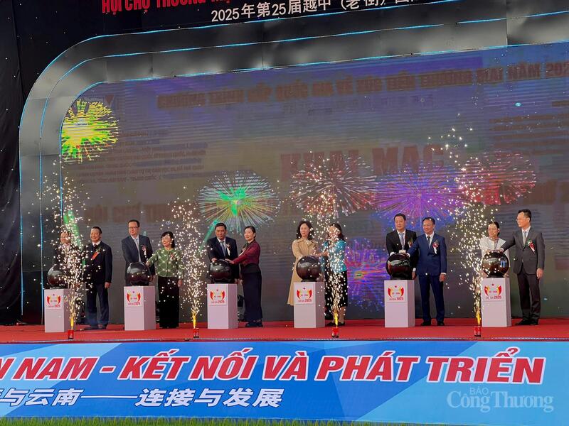 Hội chợ Thương mại Quốc tế Việt – Trung (Lào Cai) lần thứ 25 đã chính thức khai mạc với quy mô gần 700 gian hàng. Ảnh: Thanh Thảo