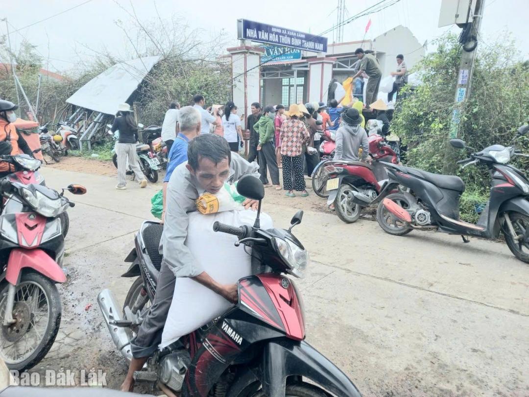 Người dân phía Đông tỉnh Đắk Lắk nhận gạo cứu đói dự trữ quốc gia.