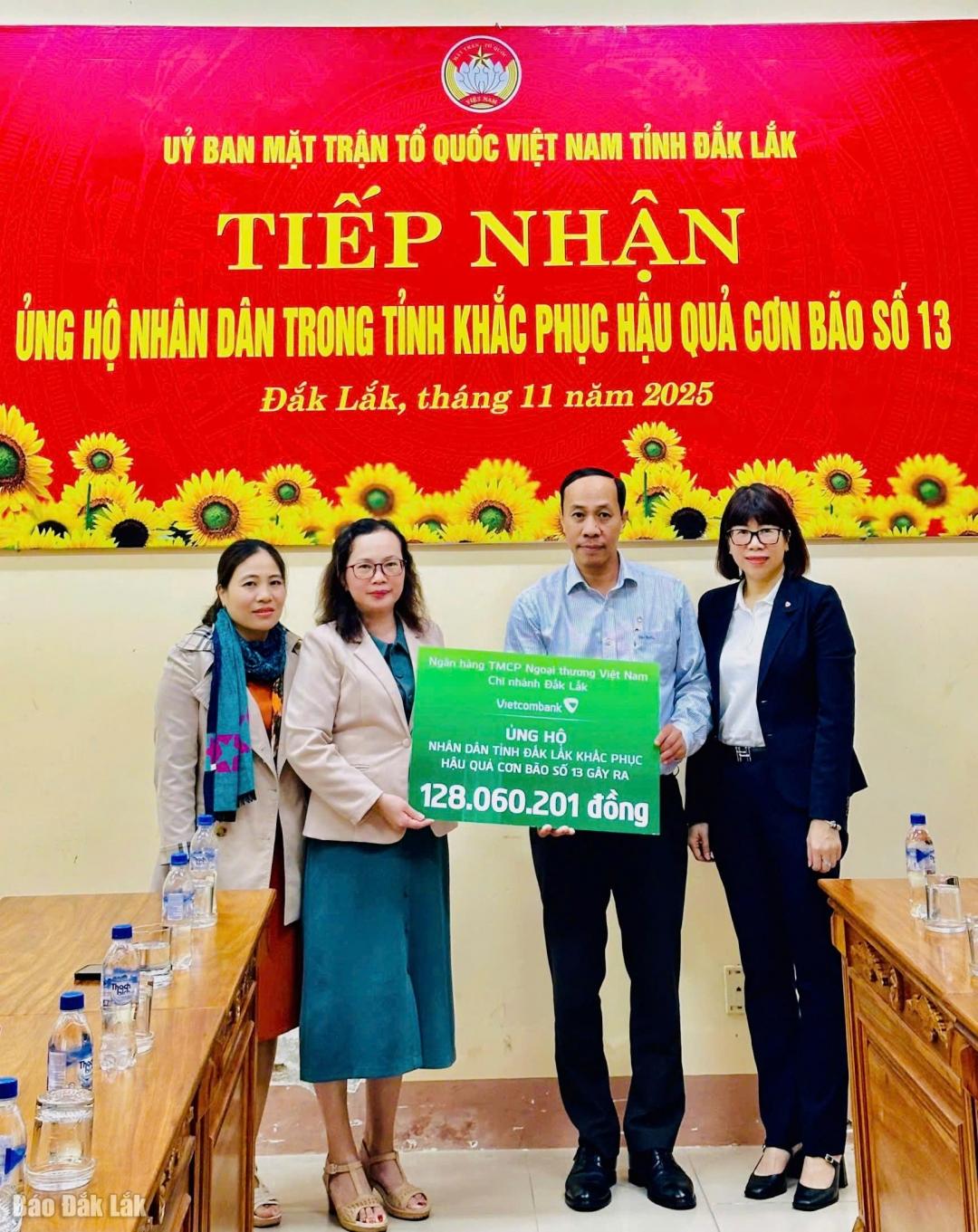 Vietcombank Đắk Lắk trao kinh phí hỗ trợ bà con vùng lũ