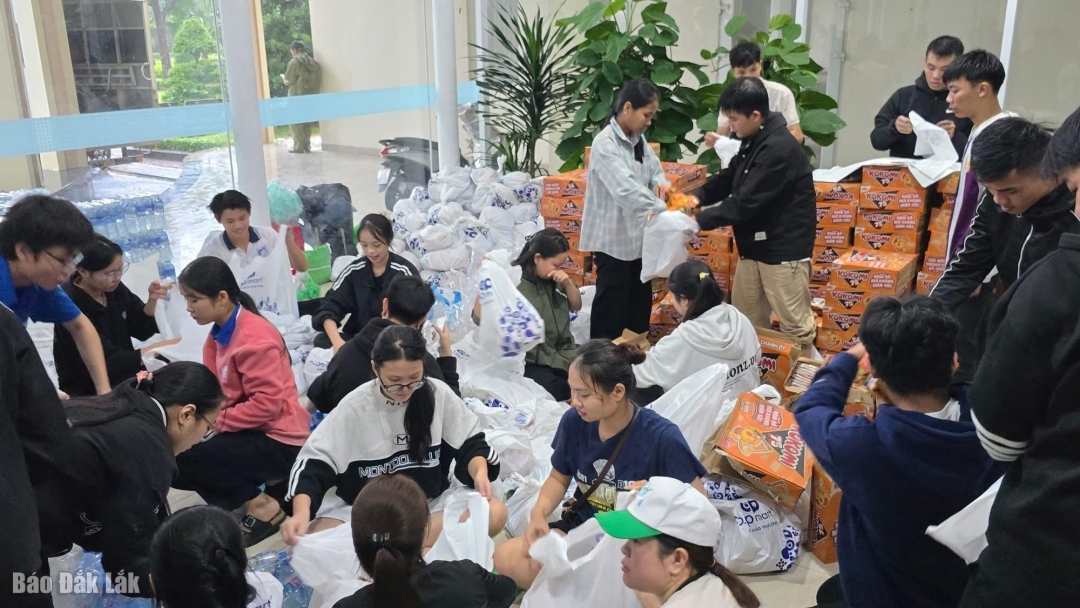 Tại Tỉnh uỷ Đắk Lắk cơ sở 2 (Trụ sở Tỉnh uỷ Phú Yên cũ), lực lượng đoàn viên, thanh niên và lực lượng vũ trang đang khẩn trương phân bổ và vận chuyển nhu yếu phẩm đến bà con Nhân dân tại các vùng bị ảnh hưởng nặng nề bởi mưa lũ gây ra.