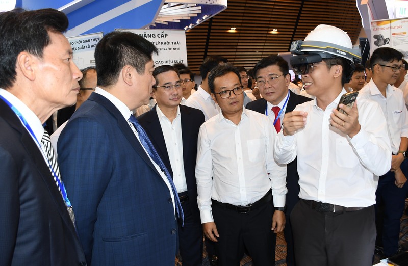 Doanh nghiệp giới thiệu thiết bị, công nghệ với lãnh đạo EVN và các đại biệu tại Triển lãm Techshow 2025. Ảnh: Minh Khuê