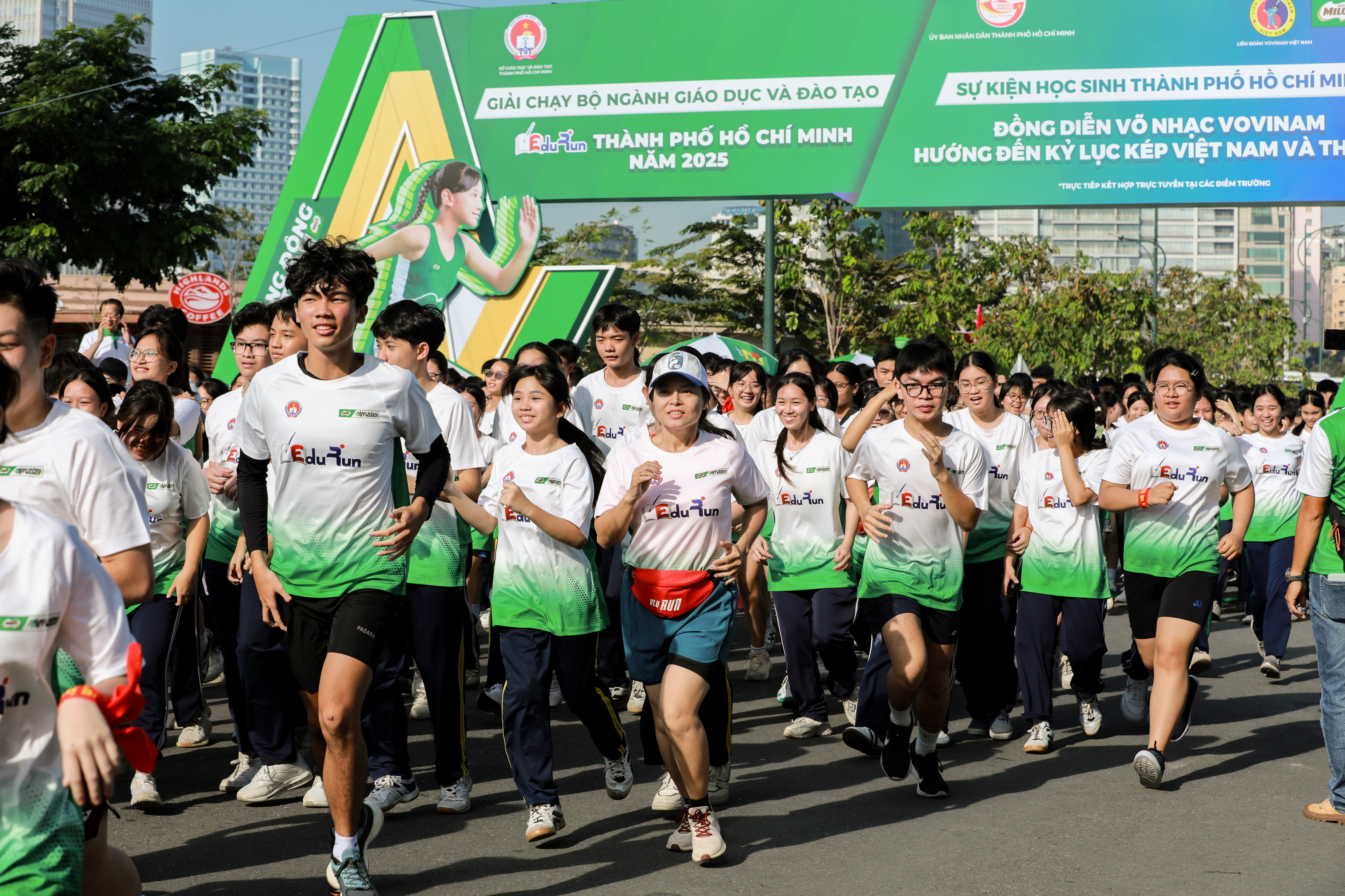 Kết thúc chương trình đồng diễn võ nhạc Vovinam, 2.000 học sinh TP.HCM tham gia giải chạy EduRun. Kết thúc chương trình đồng diễn võ nhạc Vovinam, 2.000 học sinh TP.HCM tham gia giải chạy EduRun.