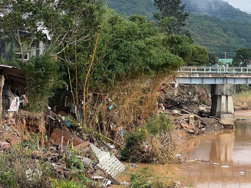 Một điểm sạt lở phía Tây sông Đa Nhim. Ảnh: ĐVCC