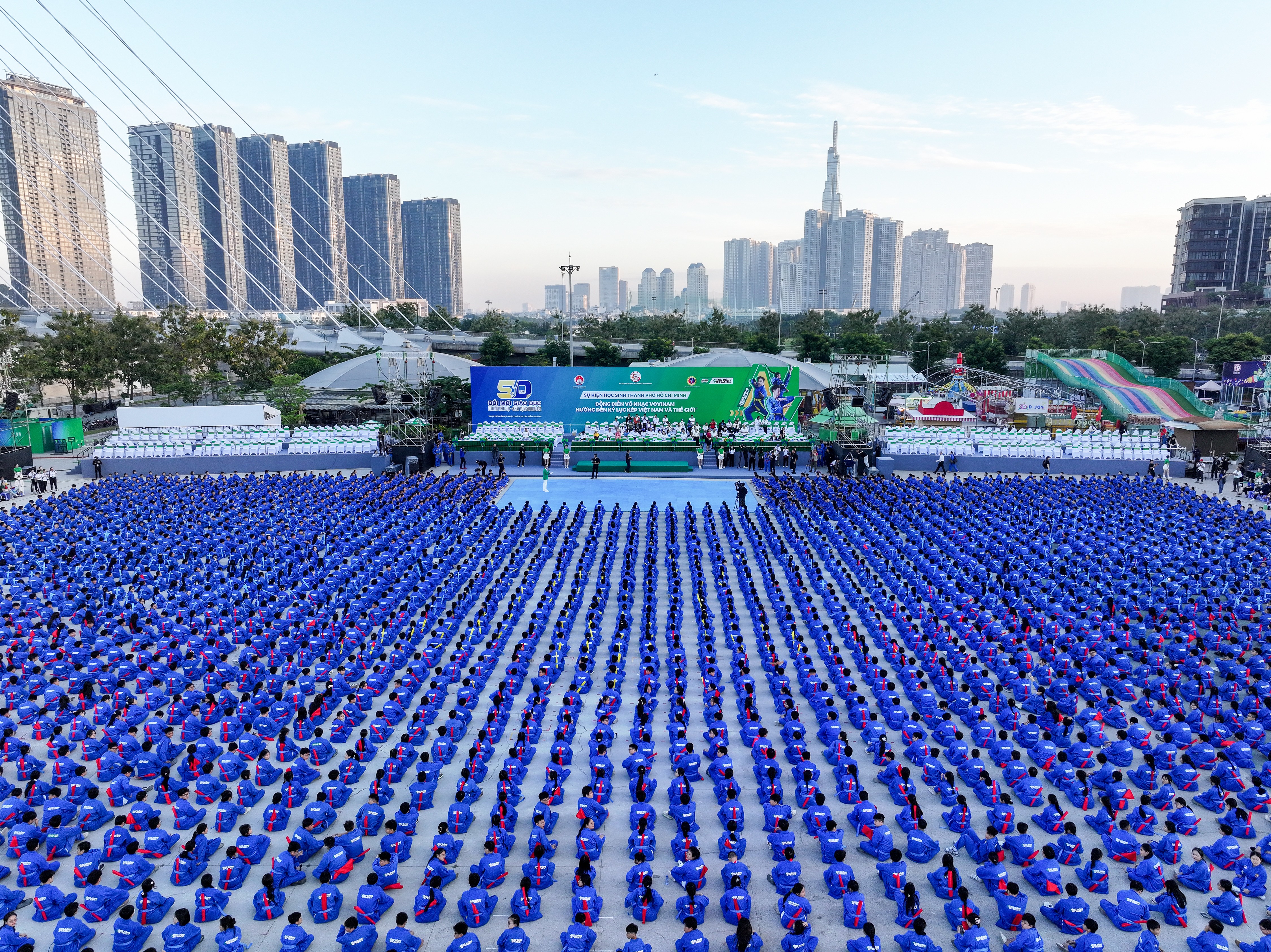 5.000 học sinh từ 15 điểm trường đã có mặt tại Công viên Bờ sông Sài Gòn từ sáng sớm, tập dượt chuẩn bị cho đồng diễn. 5.000 học sinh từ 15 điểm trường đã có mặt tại Công viên Bờ sông Sài Gòn từ sáng sớm, tập dượt chuẩn bị cho đồng diễn.