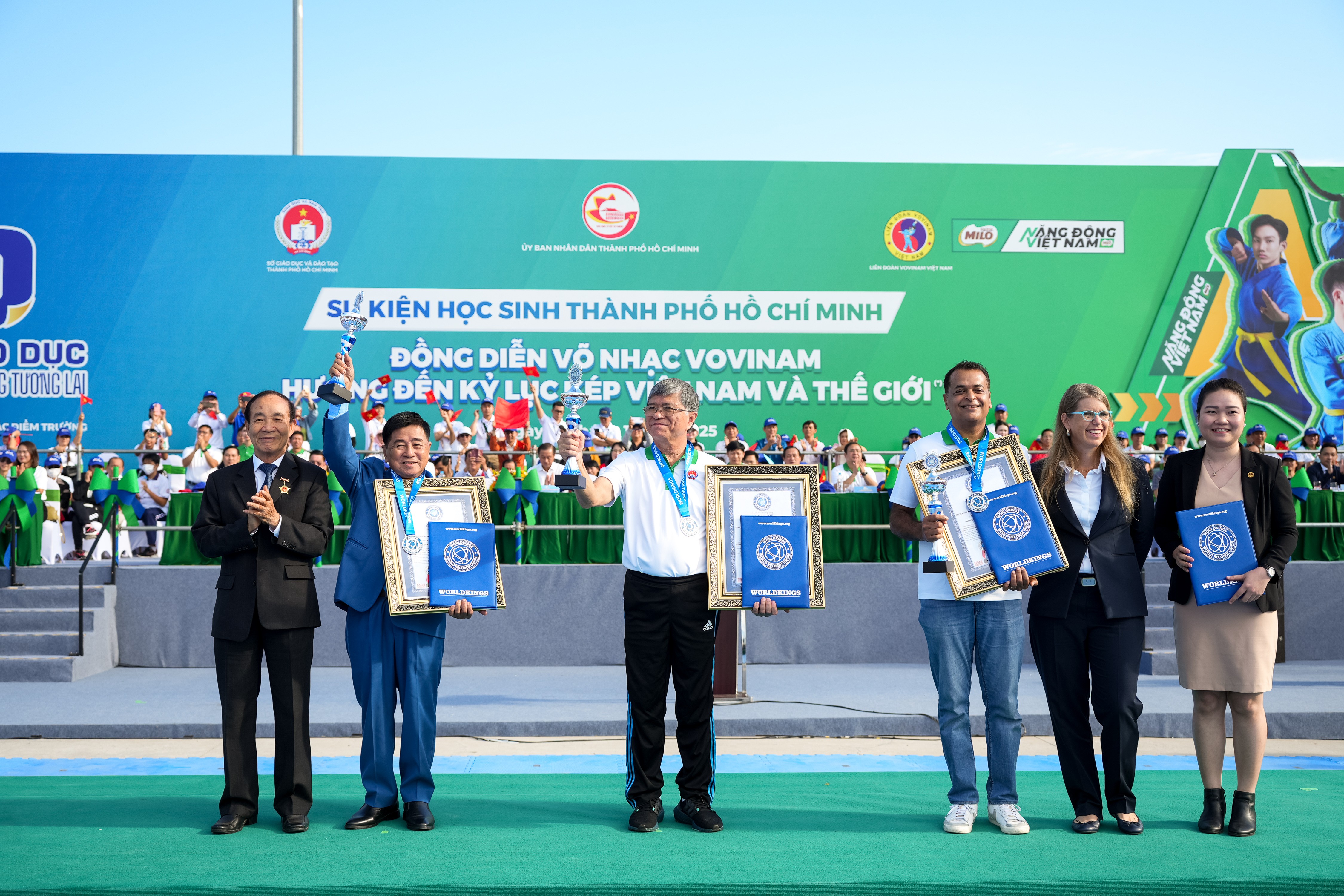 Đồng diễn Vovinam 60.000 học sinh chính thức xác lập kỷ lục kép Việt Nam và thế giới. Đồng diễn Vovinam 60.000 học sinh chính thức xác lập kỷ lục kép Việt Nam và thế giới.