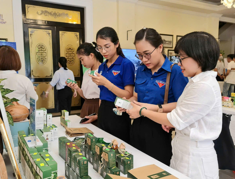 Dầu tràm Huế được người tiêu dùng tin dùng, sử dụng. Ảnh: Nguyễn Tuấn.