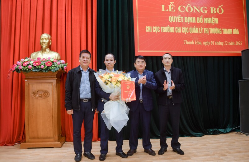 Lãnh đạo Sở Công Thương Thanh Hóa tặng hoa chúc mừng tân Chi cục trưởng Chi cục Quản lý thị trường Thanh Hóa.