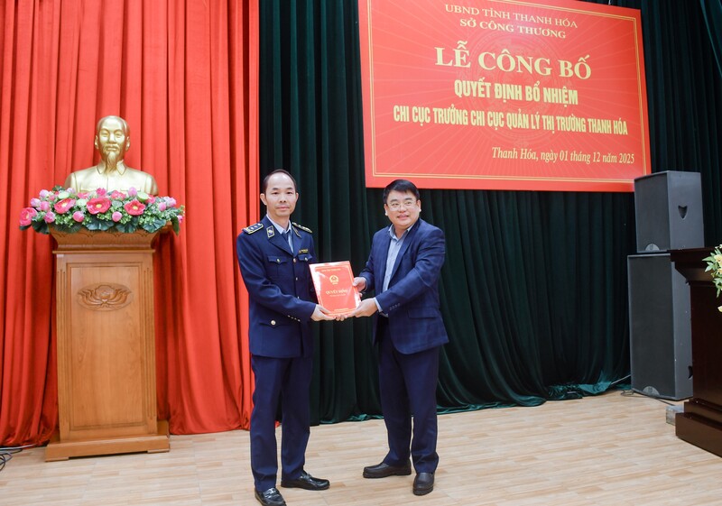 Ông Nguyễn Tiến Hiệu (bên phải) - Giám đốc Sở Công Thương Thanh Hóa trao quyết định bổ nhiệm cho ông Đinh Khánh Toàn.