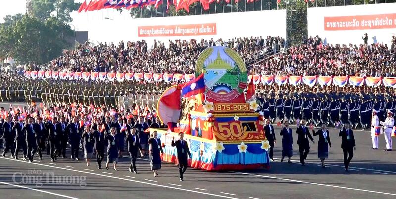 Buổi lễ thu hút đông đảo người dân Lào; bày tỏ niềm tin mãnh liệt, sự tin tưởng của người dân về tương lai tươi sáng của đất nước, được thế hệ cha ông đặt nền móng và xây đắp, đang được thế hệ ngày nay phát triển và thế hệ kế tục không ngừng nâng cao, xây dựng đất nước Lào hòa bình, độc lập, dân chủ, thống nhất và thịnh vượng. Ảnh: Nguyên Minh