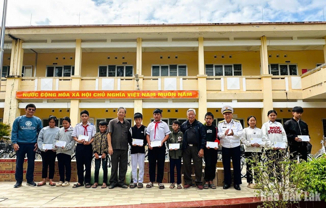 Ông Hồ Văn Tiến, Chủ tịch Hiệp hội và ông Trình Quang Bảo, Phó Chủ tịch Du lịch Phú Yên (cũ)  trao học bổng cho các em học sinh Trường THCS Nguyễn Hữu Thọ (xã Sơn Hòa)