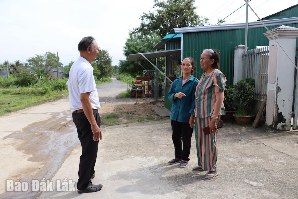 Bà Sao H Phon (bìa phải) trao đổi, nắm bắt tình hình đời sống người dân trong thôn.