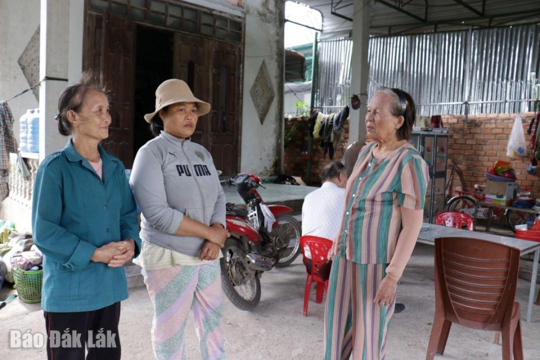 Chuyện trò, trao đổi tâm tình với bà con trên địa bàn.