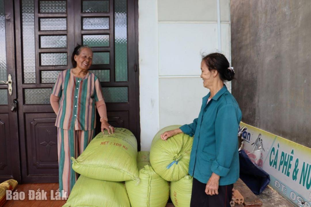 Bà Sao H Phon trao đổi, chia sẻ kinh nghiệm làm ăn với người dân thôn Thống Nhất.