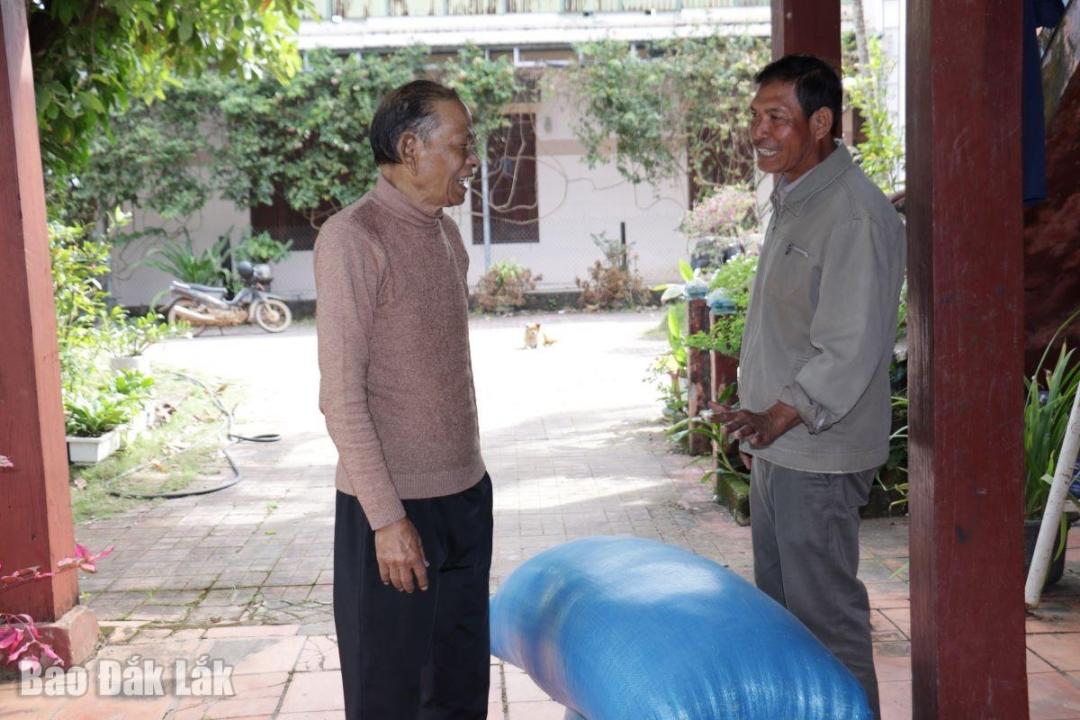 Vận động người dân chuyển đổi cây trồng, tăng thu nhập, phát triển kinh tế.