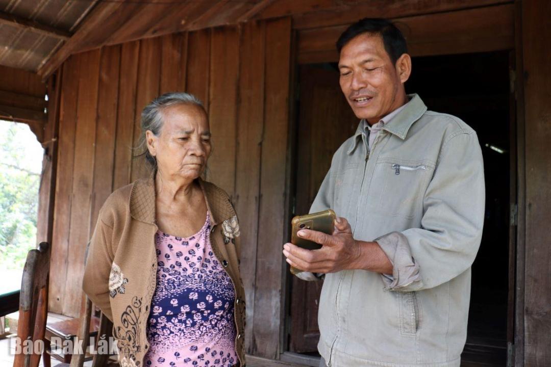 Ông hỗ trợ bà con tiếp cận, chọn lọc kiến thức văn minh trên môi trường điện tử.