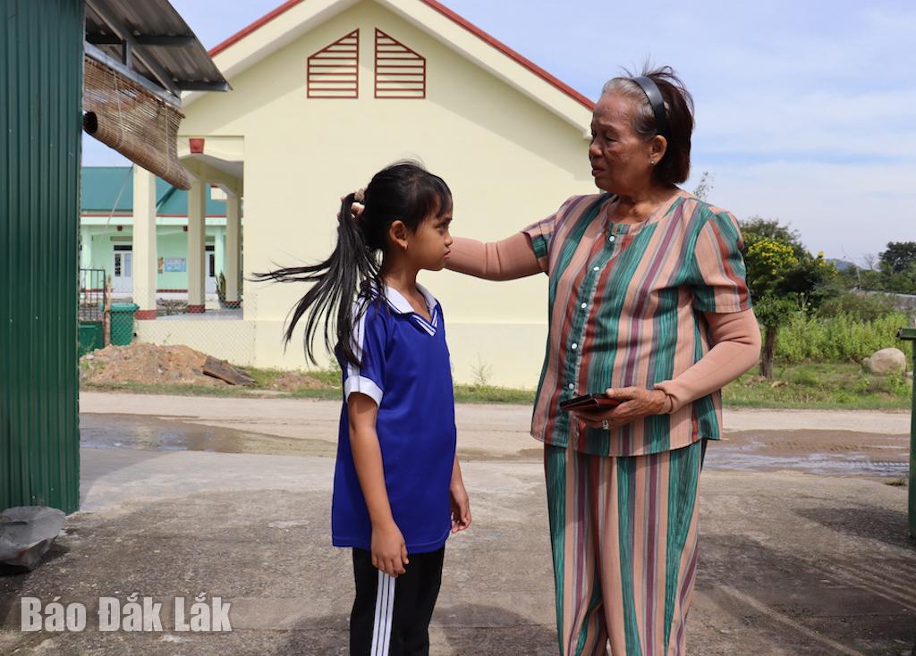 Bà Sao H Phon động viên thiếu nhi trong buôn chăm lo học hành.