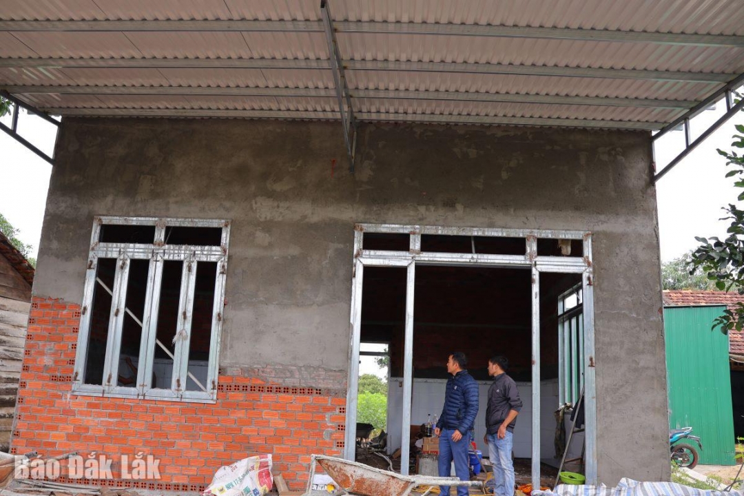 Có ngôi nhà để an cư, nhiều hộ nghèo trên địa bàn xã Ea Nuôl có thêm động lực để thoát nghèo bền vững.