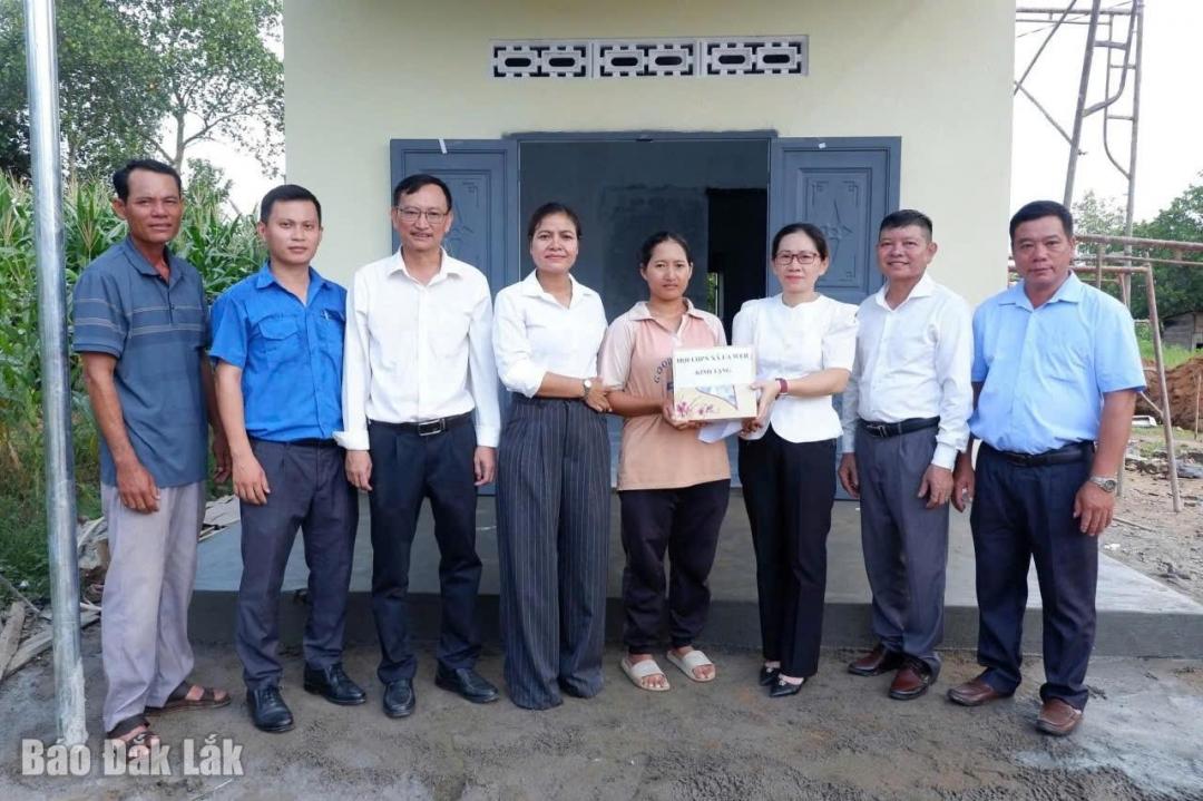 Lãnh đạo Ủy ban MTTQ Việt Nam xã Ea Wer, phối hợp với Hội LHPN xã và các đơn vị tặng quà cho hội viên được hỗ trợ nhà ở Nhân ái.
