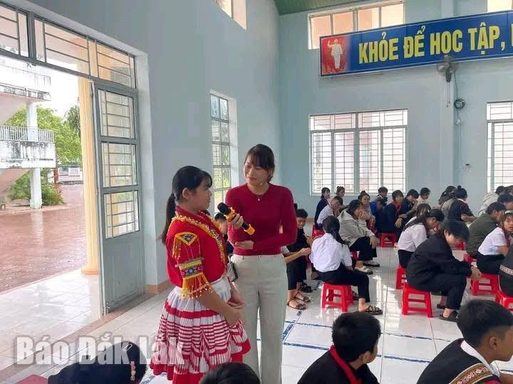 Học sinh Trường Phổ thông dân tộc nội trú THCS Buôn Đôn (xã Ea Wer) tham gia hoạt động truyền thông chăm sóc sức khoẻ sinh sản vị thành niên, thanh niên.