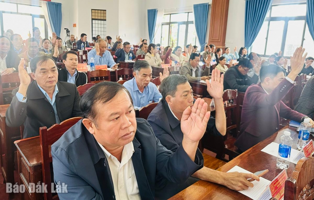 Đại biểu HĐND xã biểu quyết thông qua nội dung các nghị quyết tại kỳ họp.