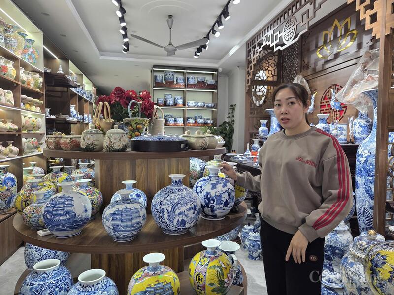 Gian hàng trưng bày cửa hàng gốm Long Loan.