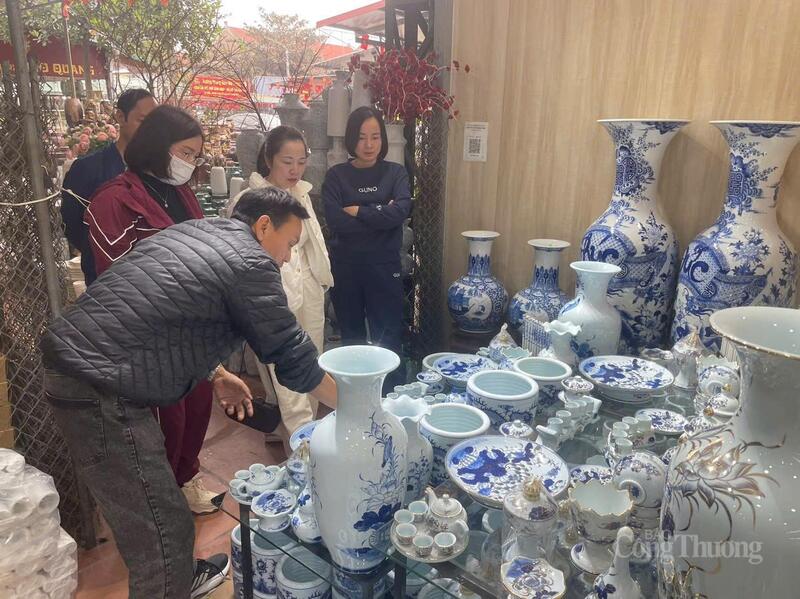 Khách hàng tham quan, lựa chọn sản phẩm.