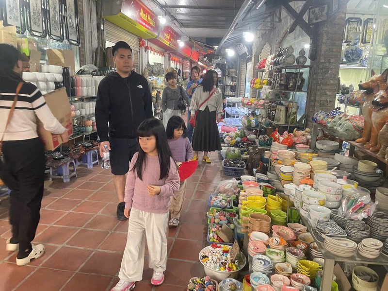 Dịp gần tết Nguyên đán, Làng gốm Bát Tràng luôn nhộn nhịp khách hàng đến tham quan, mua sắm.