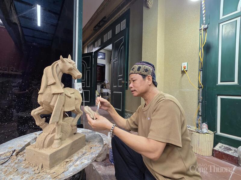 Nghệ nhân Ưu tú Trần Xuân Triều đang hoàn thiện tác phẩm.