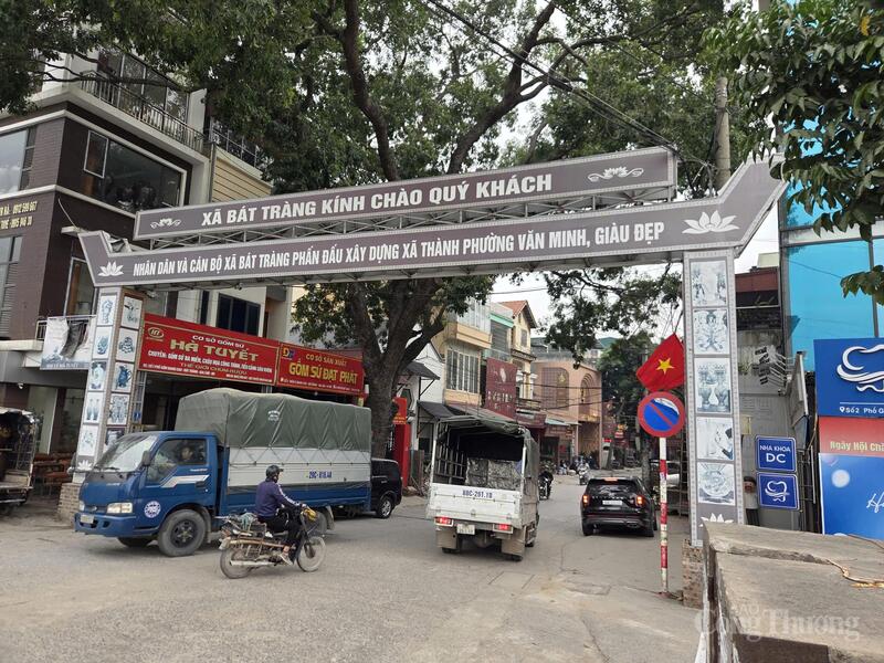 Làng gốm Bát Tràng nhộn nhịp xe ra vào vận chuyển hàng hóa phục vụ nhu cầu mua sắm của người dân dịp tết Nguyên đán.