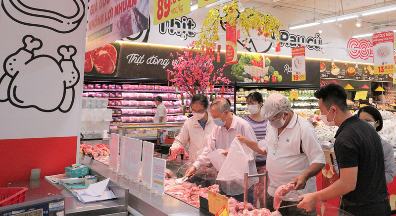 Người tiêu dùng mua thực phẩm tại siêu thị. Ảnh: N.H