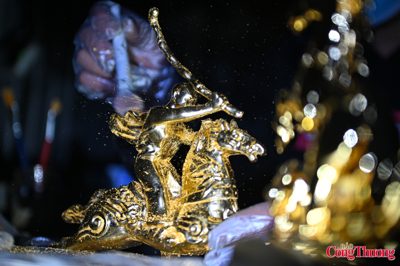 Theo ghi nhận tại một số đơn vị chế tác quà tặng cao cấp, dòng sản phẩm ngựa sơn mài, đồng dát vàng có mức giá dao động từ vài chục triệu đồng mỗi tác phẩm, tùy kích thước, chất liệu và mức độ hoàn thiện thủ công. Dù giá không thấp, nhiều doanh nghiệp vẫn sẵn sàng đặt hàng sớm để làm quà Tết tặng đối tác chiến lược hoặc trưng bày tại trụ sở như một biểu tượng khai vận đầu năm.