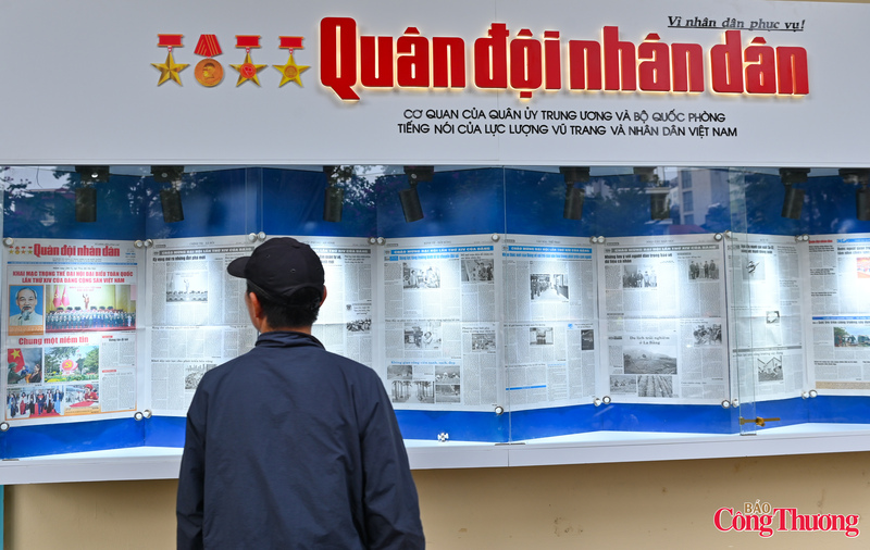 Nhiều người dân trong sáng nay cũng đã dừng lại tại các điểm đọc báo của một số tờ báo lớn trên địa bàn thủ đô để đọc những dòng tin về Lễ khai mạc Đại hội XIV của Đảng.