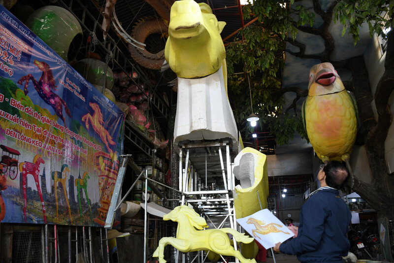 Nghệ nhân Văn Tòng - Giám đốc Công ty TNHH Sản xuất Mỹ thuật Văn Tòng, kiểm tra hoàn thiện linh vật ngựa. Ảnh: Thanh Minh.